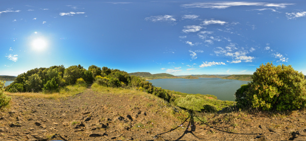 Lac du Salagou nhe
                                          Clermont l'Herault, Languedoc,
                                          Frankreich Kugelpanorama auf
                                          dem "Mont Redon" am
                                          See