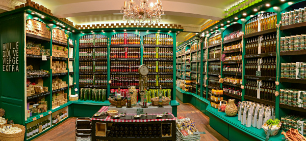 In der Altstadt von
                                            Pezenas, Languedoc,
                                            Frankreich Kugelpanorama in
                                            einem Olivenshop.