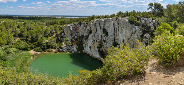 Seegefllter
                                            Karsttrichter Gouffre de
                                            l'Oeil-Doux, Languedoc,
                                            Frankreich Blick von oben in
                                            den Trichter.