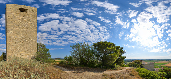 Turm
                                            in Montady, Languedoc,
                                            Frankreich Kugelpanorama mit
                                            Blick auf das Oppidum d'
                                            Eserune und den Kreisrunden
                                            Etang.